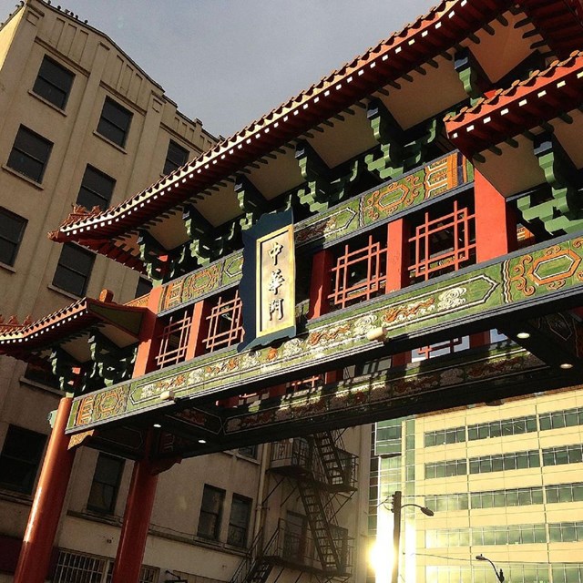 Close-up of arch with buildings in background. Photo- ZhengZhou - Own work, CC BY-SA 3.0, wikimedia